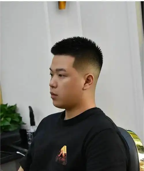 两侧铲短男士发型,对于天热的时候来说,是清凉又解暑,特别是这种寸头