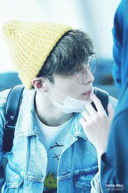 张艺兴分享170918今日主题帽子控福利戴帽子的甜兴盐兴机场兴舞台兴