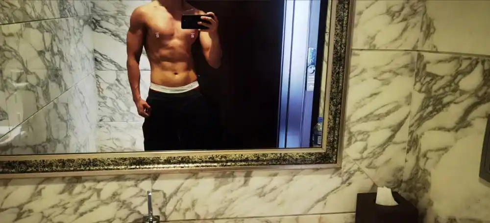 魏晨晒光剑腹肌照!结婚后变保守了,在关键部位还打了马赛克