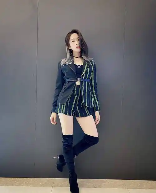 离开这档节目之后,袁咏琳似乎越来越放得开,穿搭也越来越显身材,比如