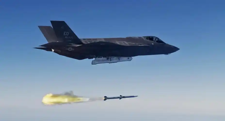 美国空军的f-35战斗机发射aim-120"先进中程空对空导弹"