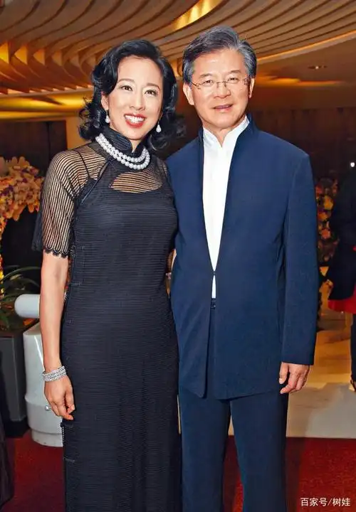 但是朱玲玲并没有忽略家庭生活,二婚14年,她与现任丈夫罗康瑞感情如初