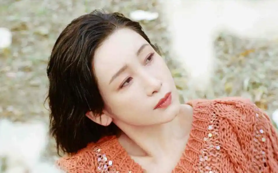 秦海璐春日美照,清新短发造型融入京剧元素,展现非凡的曲艺魅力