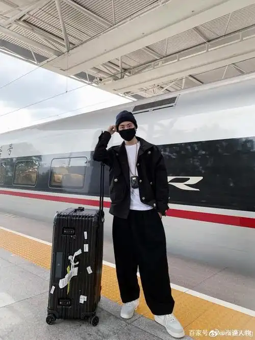 点进秦奋的微博会发现他的官方认证是:上海奋荣投资公司董事长,king