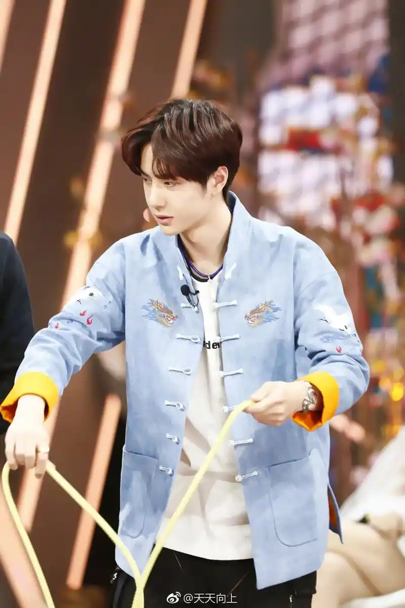 王一博分享200114甜甜的那年今日首尔飞回北京是猪猪宝快乐大本营首秀