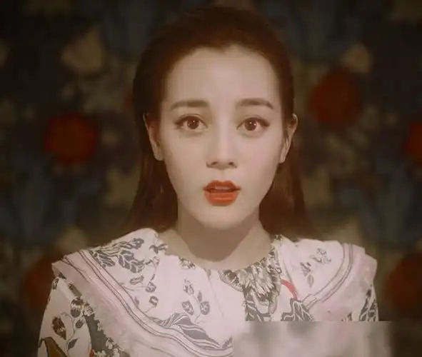 迪丽热巴年纪并不大,但是在娱乐圈中已经有一番成就了,她在刚出道的