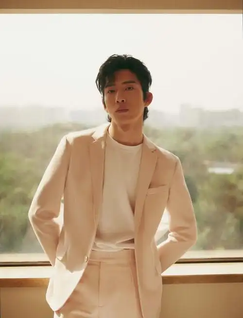 井柏然登央视端午晚会 清爽樱花粉西装造型温柔献唱《春暖花开》