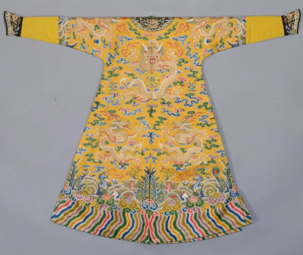 清乾隆 黄纱绣彩云金龙单龙袍2 北京故宫博物院馆藏