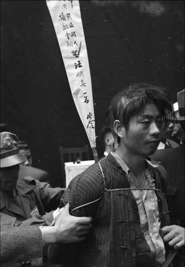 死刑犯人在临刑前签字场面.