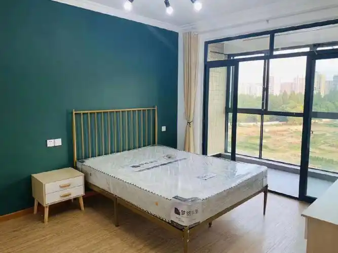 花园小区里面新出一套独门独户的整租精装全配三室一厅一厨一卫一阳台