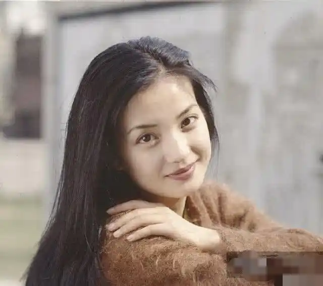 原创18岁的赵薇,收情书按麻袋算,看完照片,怪不得!