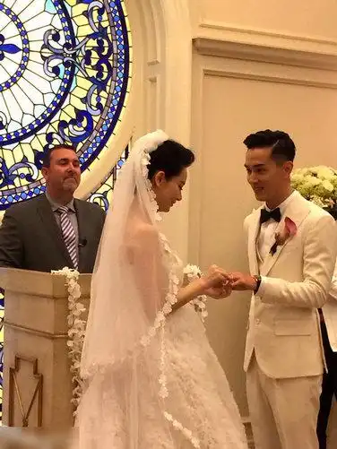 戚薇李承铉赌城中秋大婚 甜蜜拥吻羡煞旁人