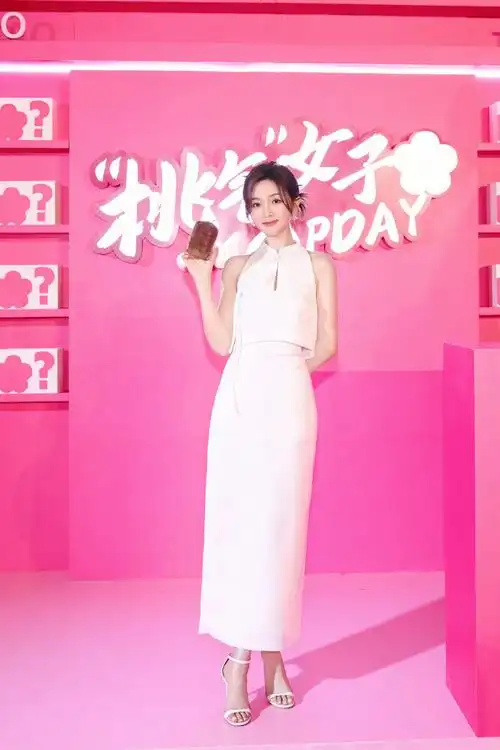 吴宣仪 白色一字带高跟凉鞋