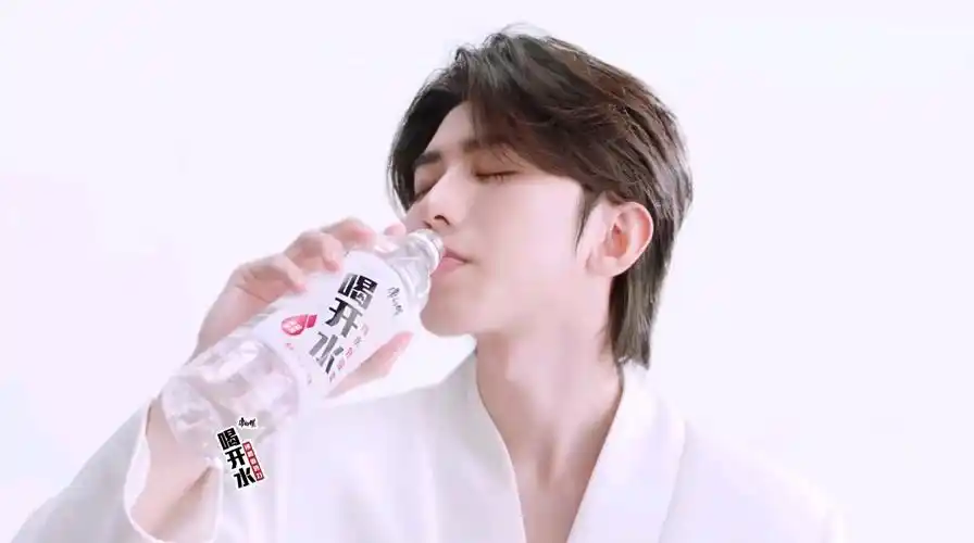 蔡徐坤康师傅喝开水电视广告