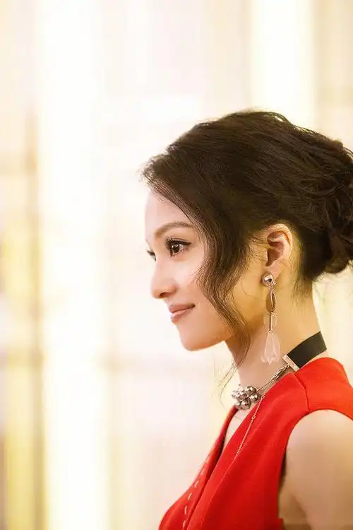 《歌手》张韶涵发型大盘点,可爱减龄丸子头,动情演绎追梦人