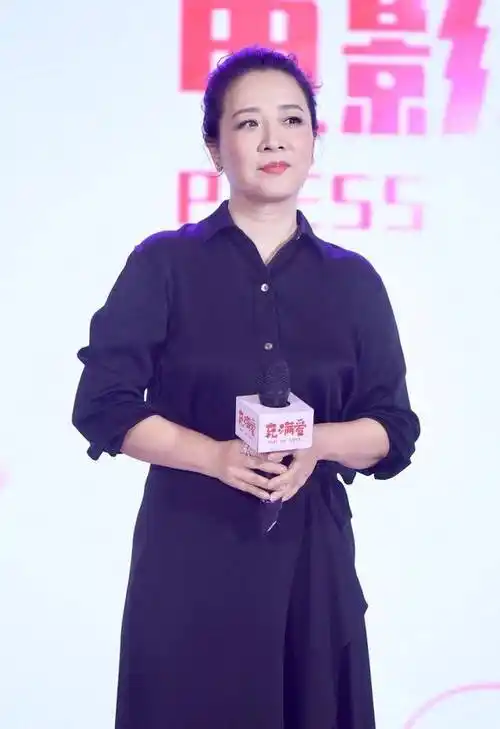 原创51岁陈小艺自信穿黑色连衣裙典雅清丽完全不惧与23岁林允同台