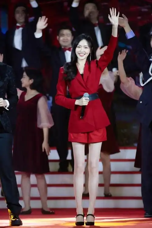 唐嫣才是真"腿精",红西装配短裤一双长腿抢镜,御姐范十足