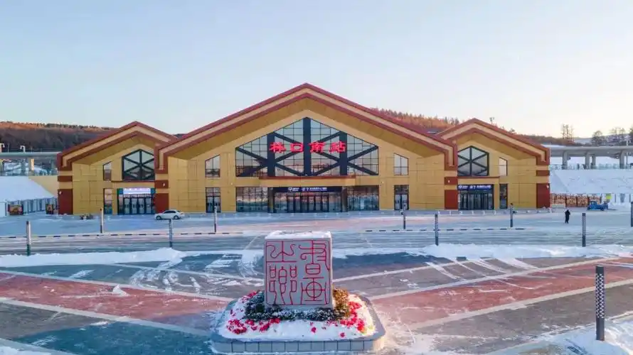 市,终至佳木斯市,全长372公里,设计时速250公里,设牡丹江,林口南,鸡