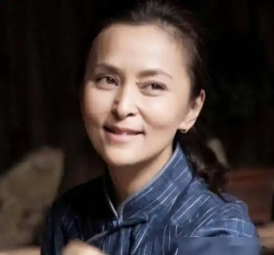 黄志忠:与何音离婚13年,55岁仍单身,前妻带孩子嫁小9岁许云帆