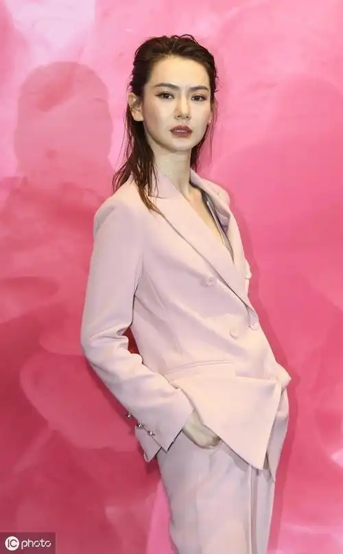 今年7月,戚薇在浙江乌镇出席mac新品发布红毯,一身粉色西装非常的酷.