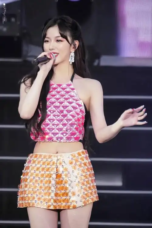 孔雪儿粉色钻石吊带热辣吸睛 前凸后翘十分迷人