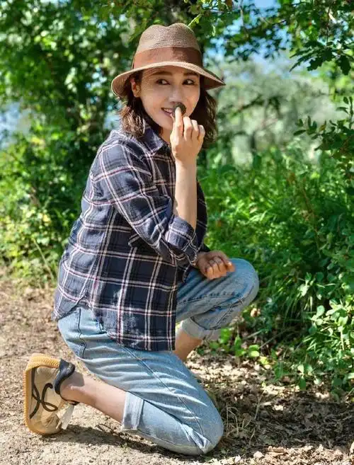 黎姿晒旅游照片穿泳衣与大自然亲密接触小溪戏水展现青春气息