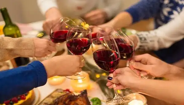 女人梦见过生日请客吃饭(女人梦见生日请客吃饭什么意思)?