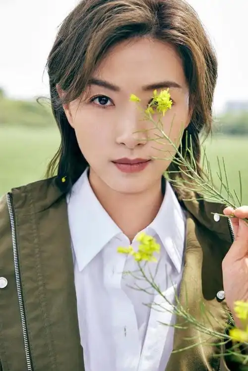 万茜晒照庆41岁生日,笑容迷人有活力,又美又飒温柔似初恋