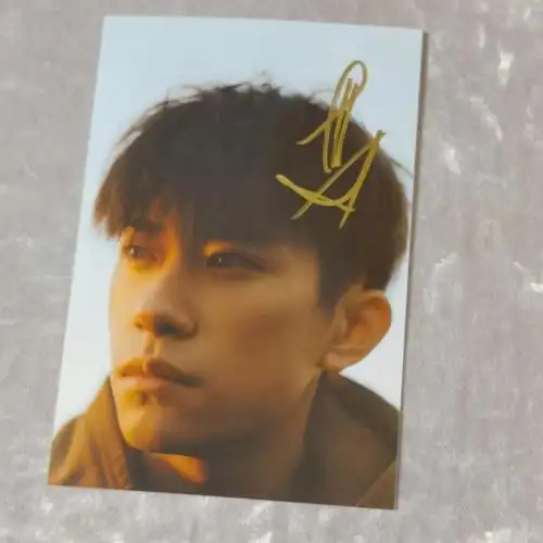 2022年4月vogue me服饰与美容杂志易烊千玺 亲笔签名 签名照/海报 可