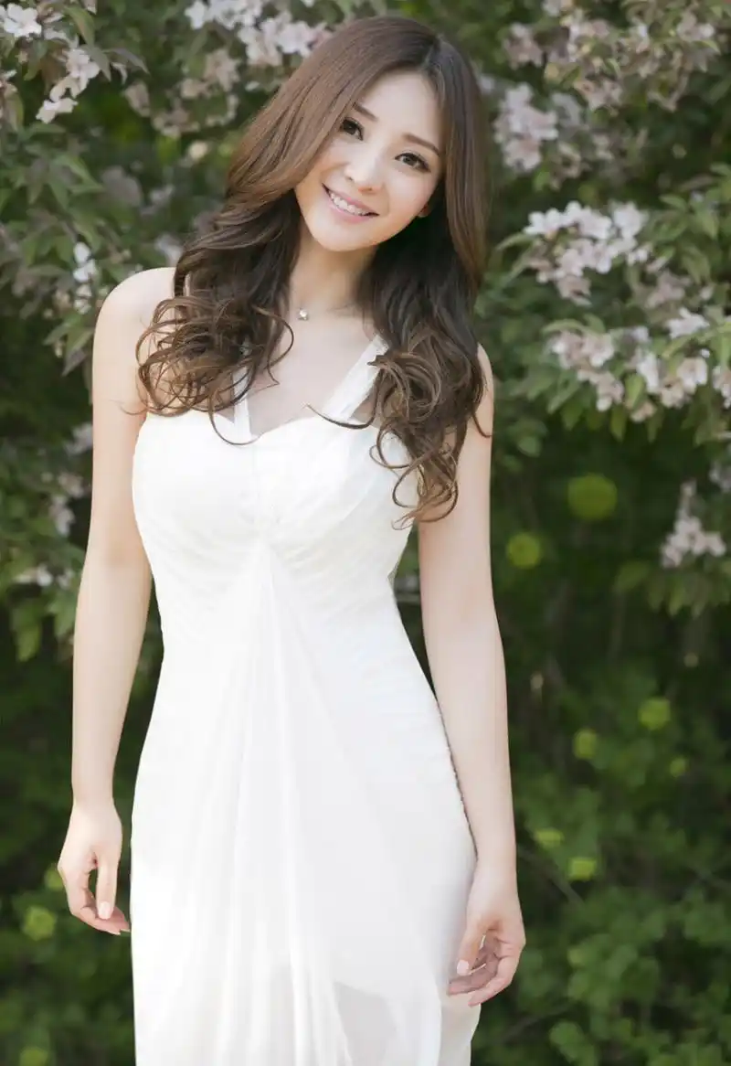 柳岩以清纯造型出镜的确格外温柔.