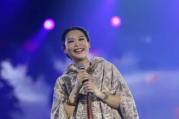 后来不知道两人的感情出现危机,陈佳明就和别人结婚了,这就导致许美静