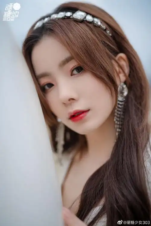 洋溢清甜气息9215@硬糖少女303-陈卓璇整装待发,今晚22:00锁定