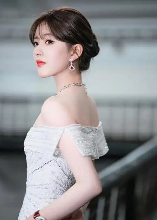 今年秋天扎丸子头,学赵露思"低一点"才高级,优雅松弛更显贵气