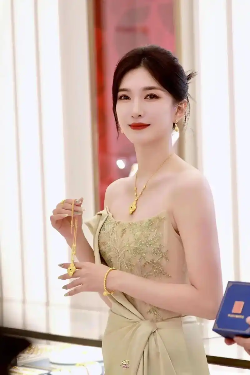 梦金园代言人#江疏影#美到发光 #分店 - 抖音