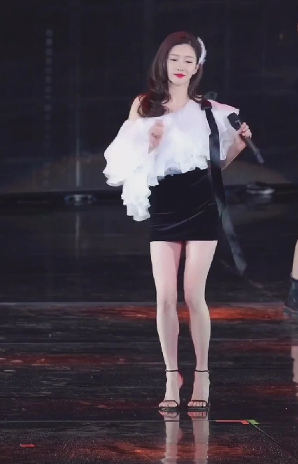 江疏影台上跳舞被抓拍,离开百万修图师后,这腿:我p都p不成这样_腾讯