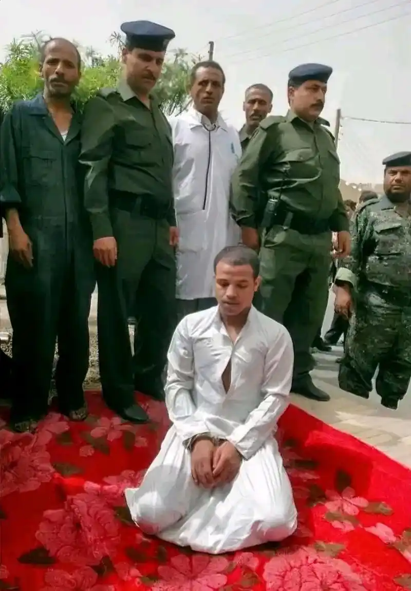 2009年,也门街头,执行死刑的现场,一名男子跪在地毯上,仔细看他的双手