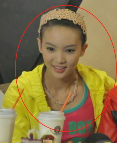 正文            对比金晨小时候的模样,我们就可以感受到她颜值的