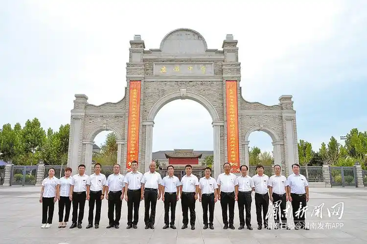 近年来,富平县立诚中学围绕"一切为了教师的幸福和学生的成长"的办学