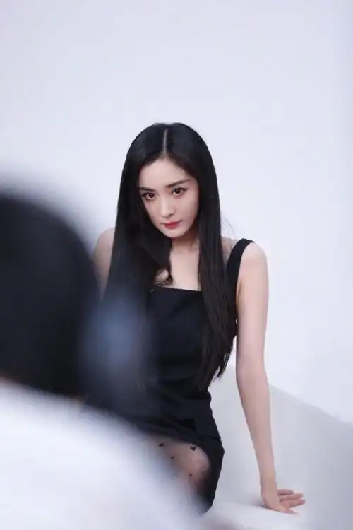 杨幂公主切发型又美又飒眼神明亮甜酷有范