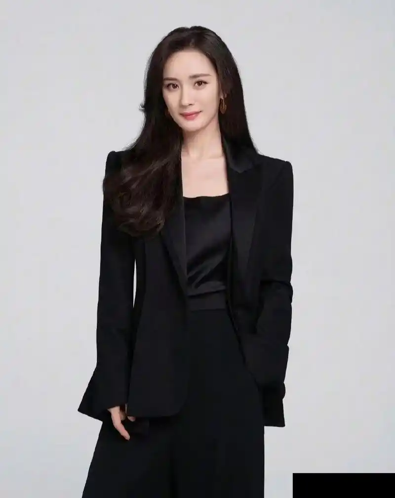 杨幂穿职业装好有气质,御姐范十足!