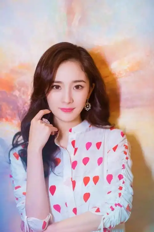 惊艳杨幂空气刘海换上卷发后杨幂简直美少女本人了2