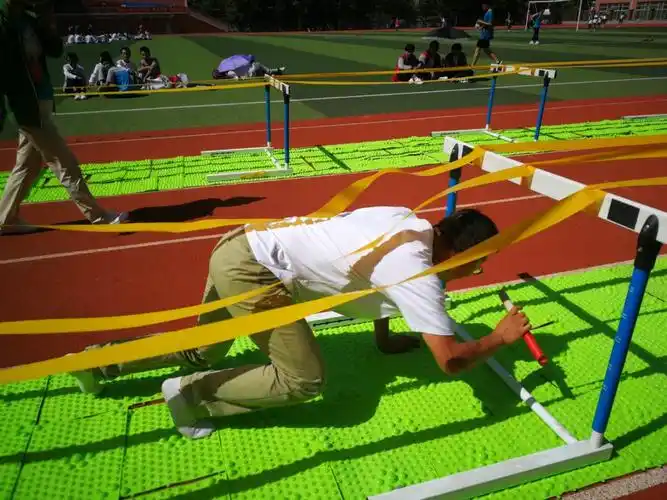 玩转指压板郑州18中教师趣味运动会就是这么嗨