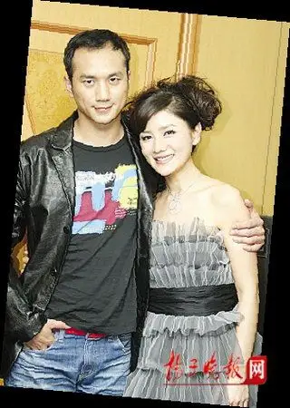 黄觉胡可南京造"绯闻" 相拥入梯言语亲昵(图)