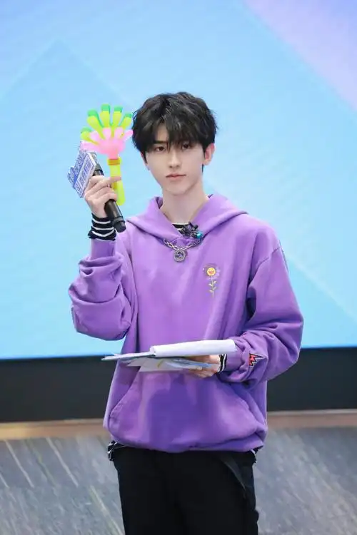 蔡徐坤紫色卫衣帅气写真图片77