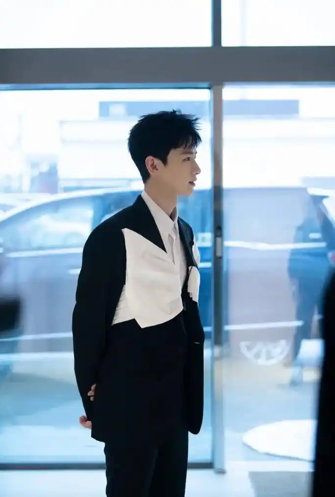 我也不想发,可是这是白敬亭唱的 ,还有这小白的侧脸杀也太绝了 - 抖音