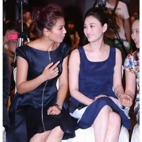 高圆圆和李小冉合影火了,阅读量超过600万,网友:得罪了摄影师_照片