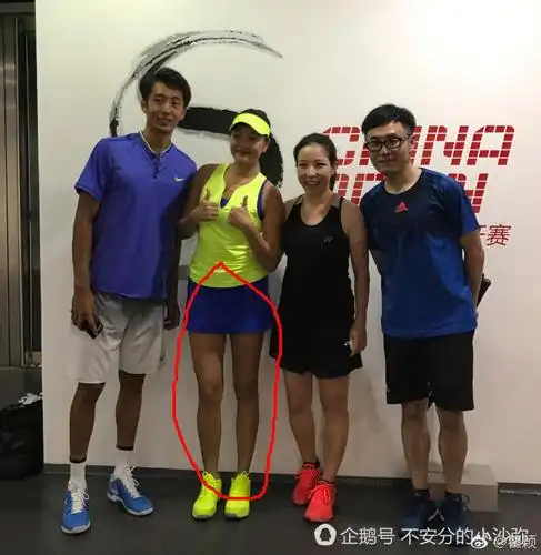 46岁瞿颖又黑又胖,晒照被网友发现两腿不一样