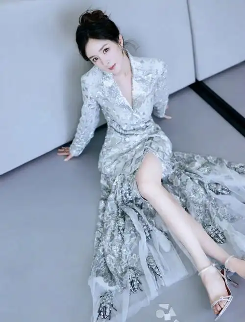 杨幂穿高开叉半身裙裸露出修长美腿优雅而闪耀性感又迷人