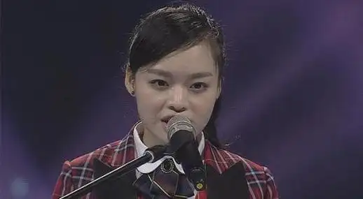 歌手黄霄云怎么变样了和以前不一样了长相变化有点大整容前后照片