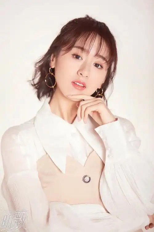 袁冰妍曝最新写真 眉眼盈盈点缀初春